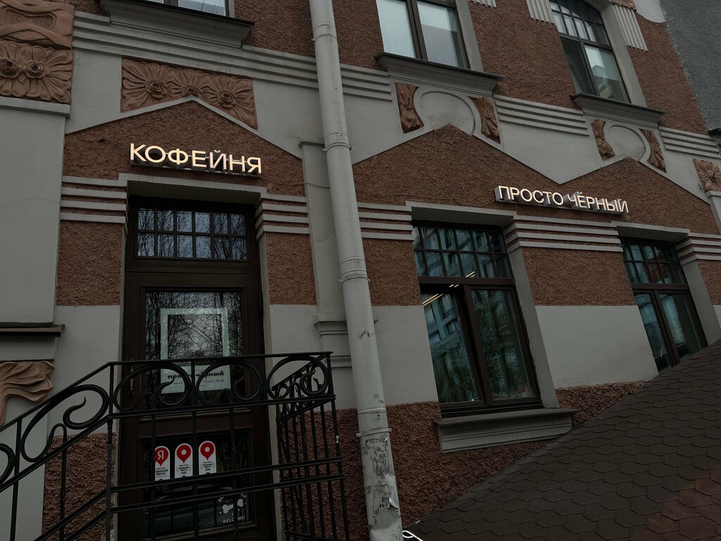 Интерьер кофейни с кирпичной стеной и барной стойкой